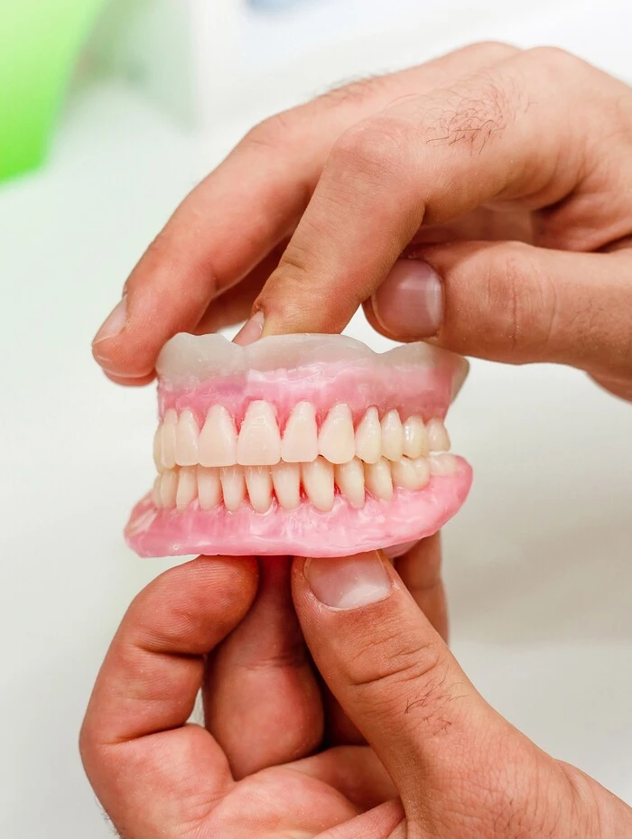 dientes-artificiales-de-boca-llena-en-el-consultorio-dental-doc-_1_ Prótesis dental
