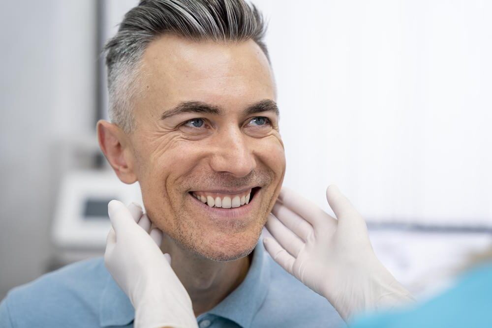doctor-revisando-paciente-de-cerca (2)